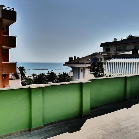 Hotel Desiree Сан-Бенедетто-дель-Тронто Экстерьер фото