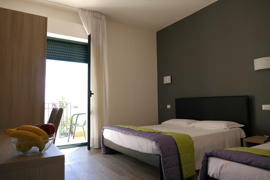 Hotel Desiree Сан-Бенедетто-дель-Тронто Экстерьер фото
