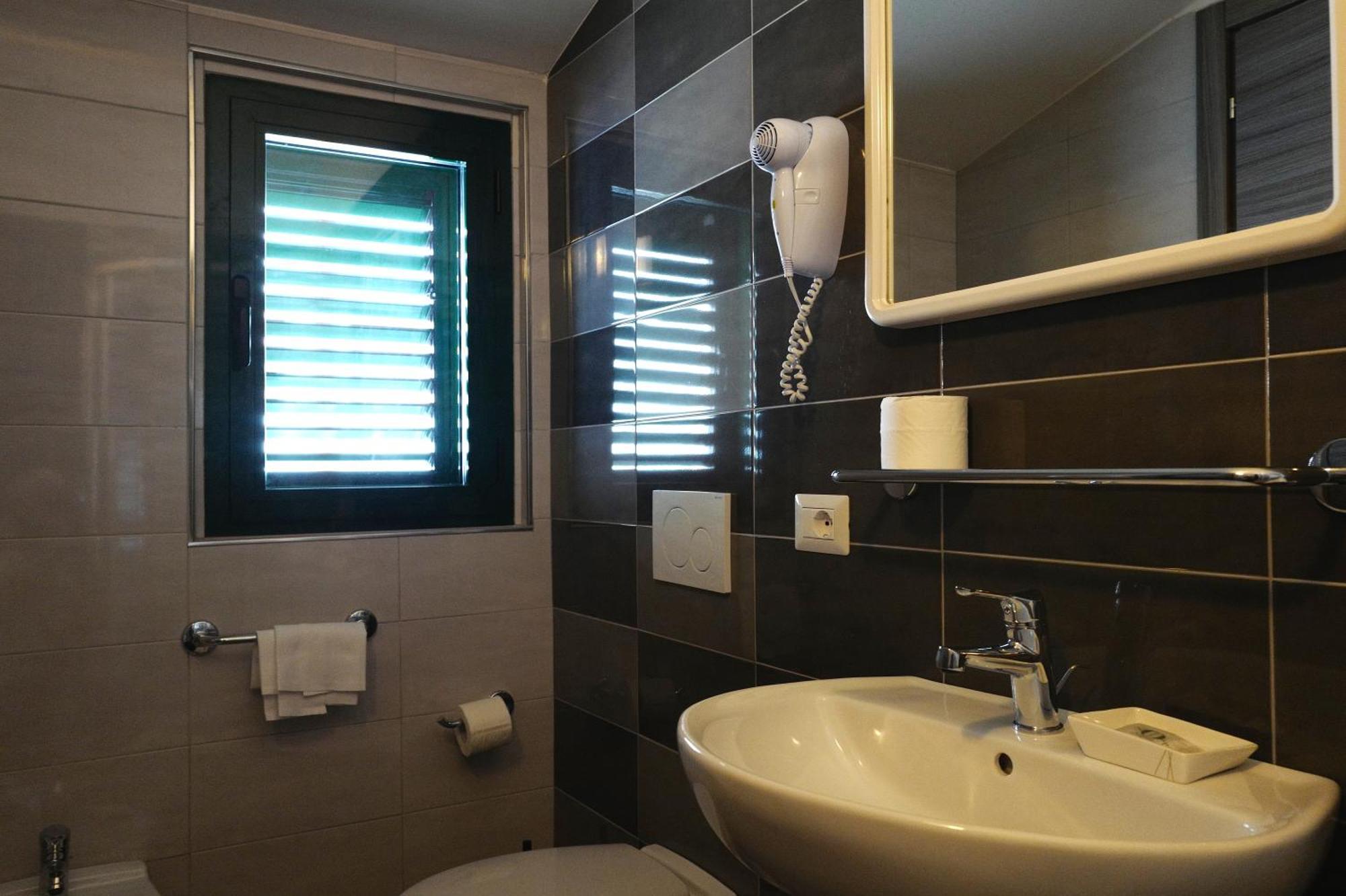 Hotel Desiree Сан-Бенедетто-дель-Тронто Экстерьер фото