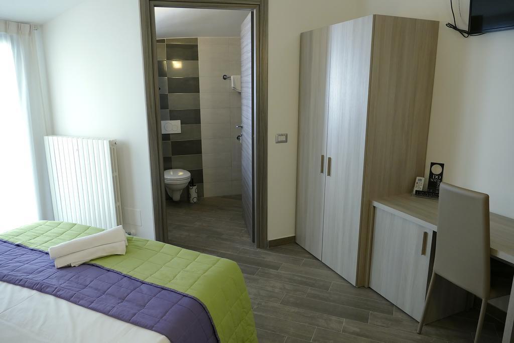 Hotel Desiree Сан-Бенедетто-дель-Тронто Экстерьер фото