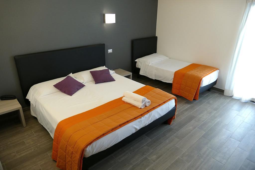 Hotel Desiree Сан-Бенедетто-дель-Тронто Экстерьер фото