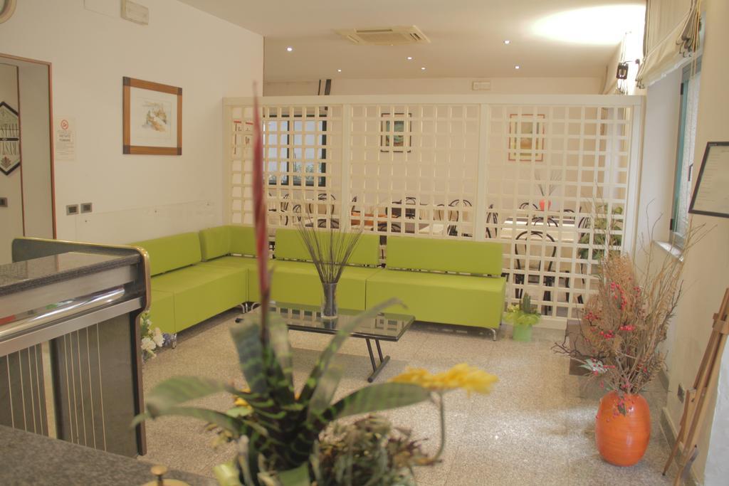 Hotel Desiree Сан-Бенедетто-дель-Тронто Экстерьер фото